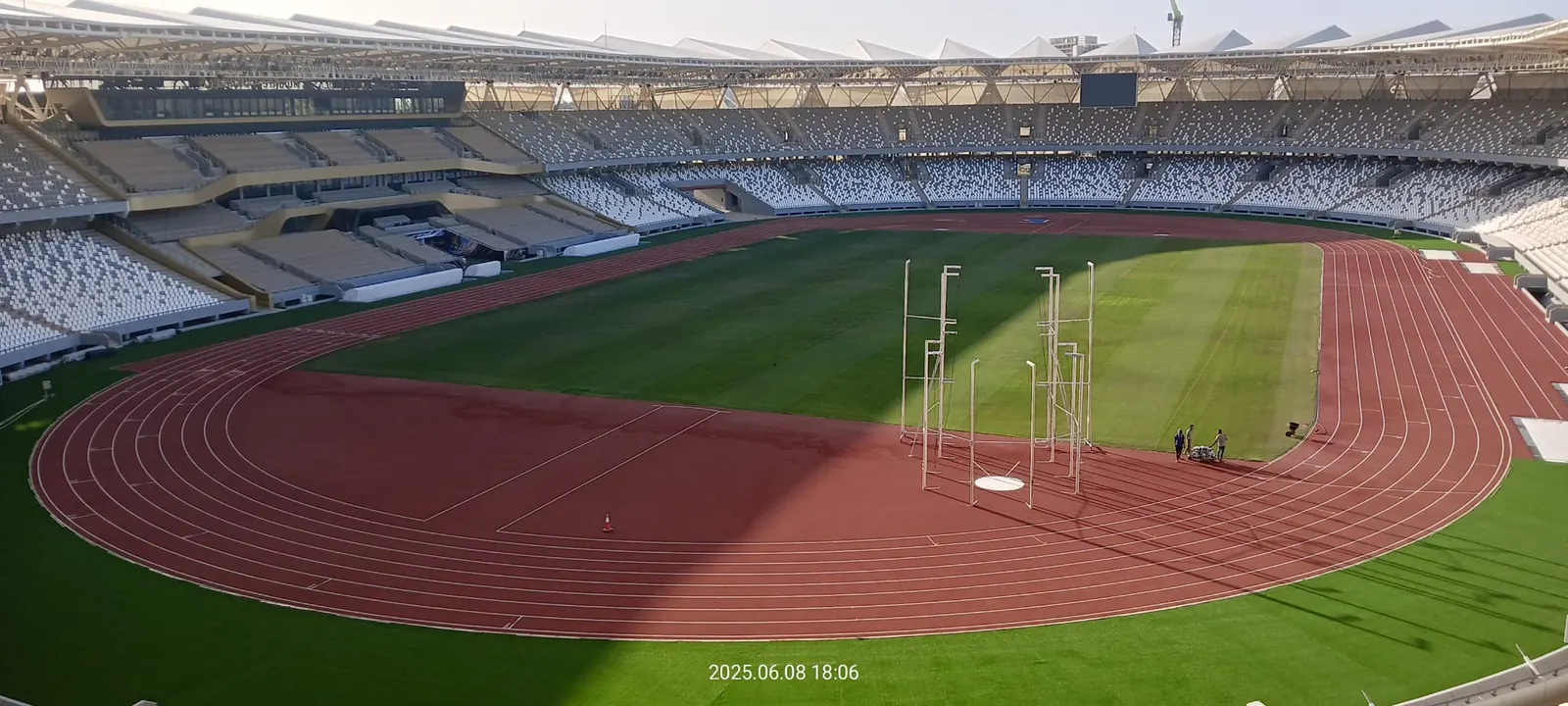 Benghazi International Stadium atletizm pistinin tribünden görünümü