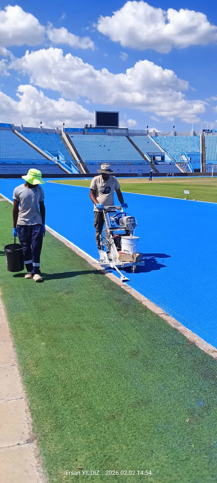 Gaborone National Stadium pistinde makineyle çizgi uygulaması