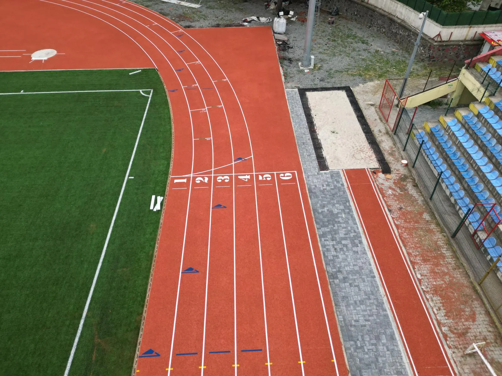 General Basri Saran Stadyumu atletizm pistinde bitiş çizgisi ve kulvar numaraları
