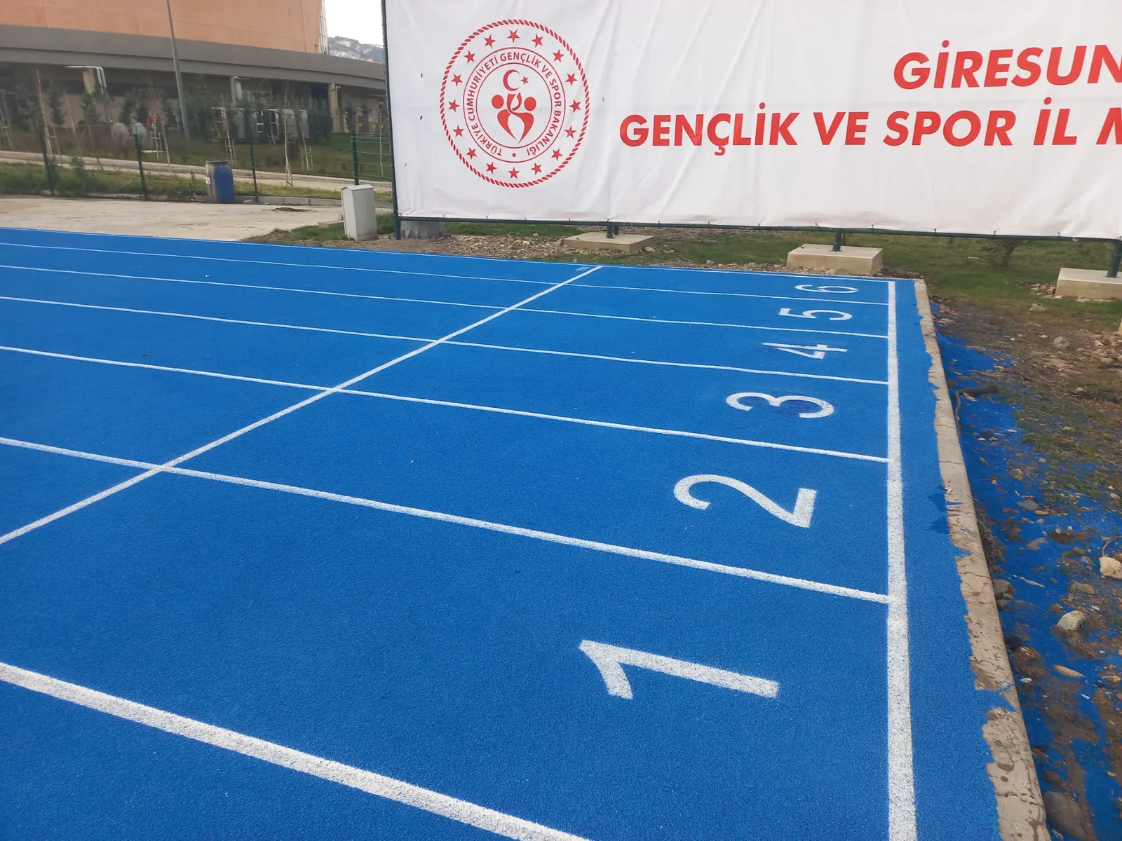 Giresun Çotanak atletizm pistinde başlangıç çizgileri ve kulvar numaraları