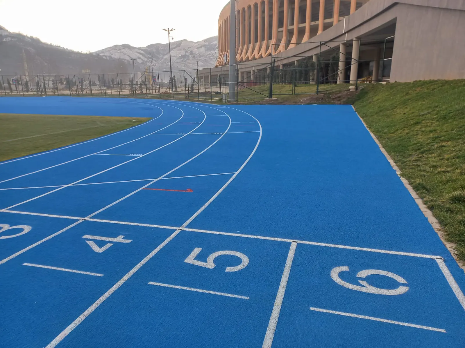 Giresun Çotanak mavi atletizm pistinin viraj ve kulvar çizgileri