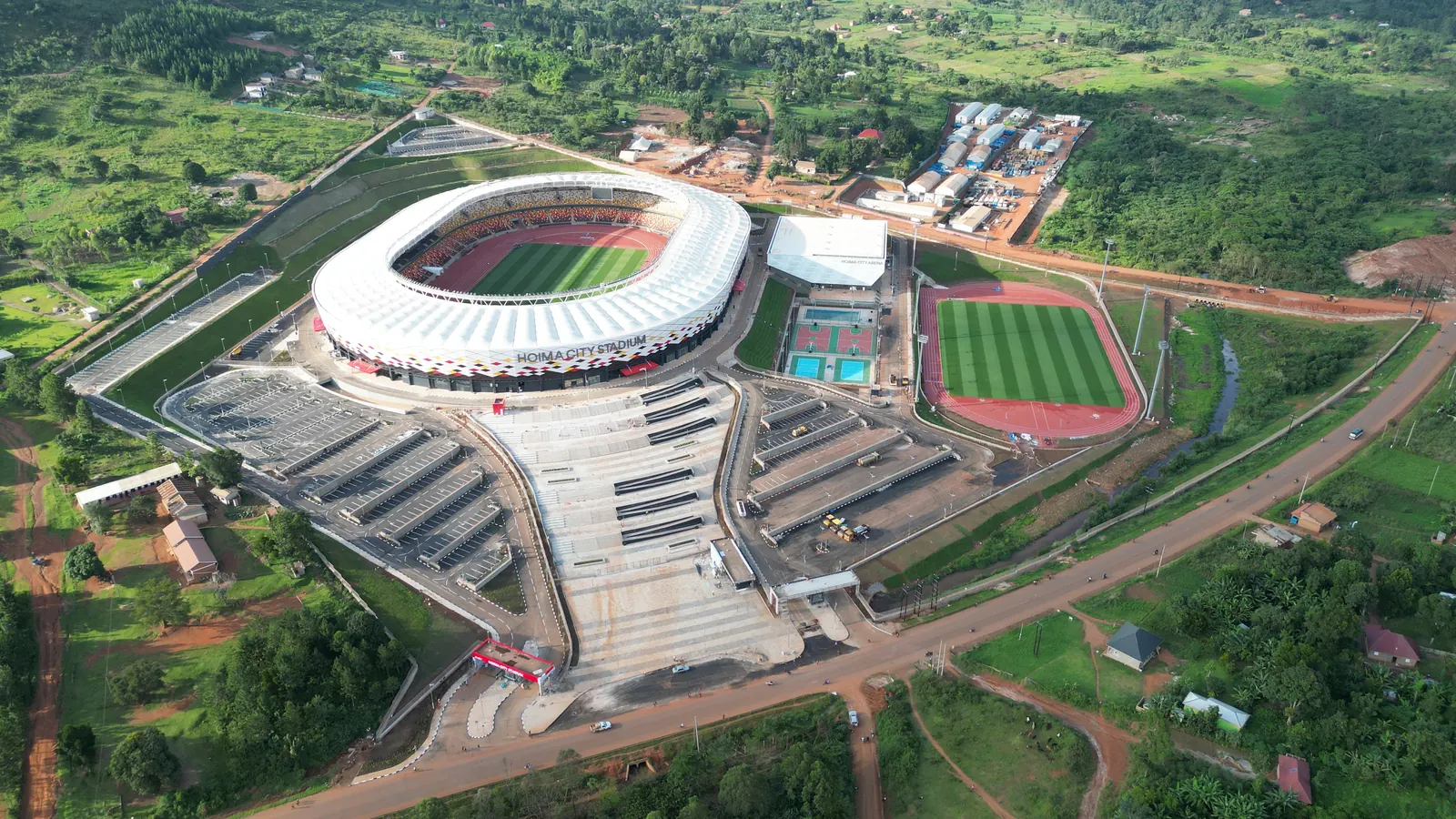Hoima City Stadium ve atletizm pistinin hava görünümü