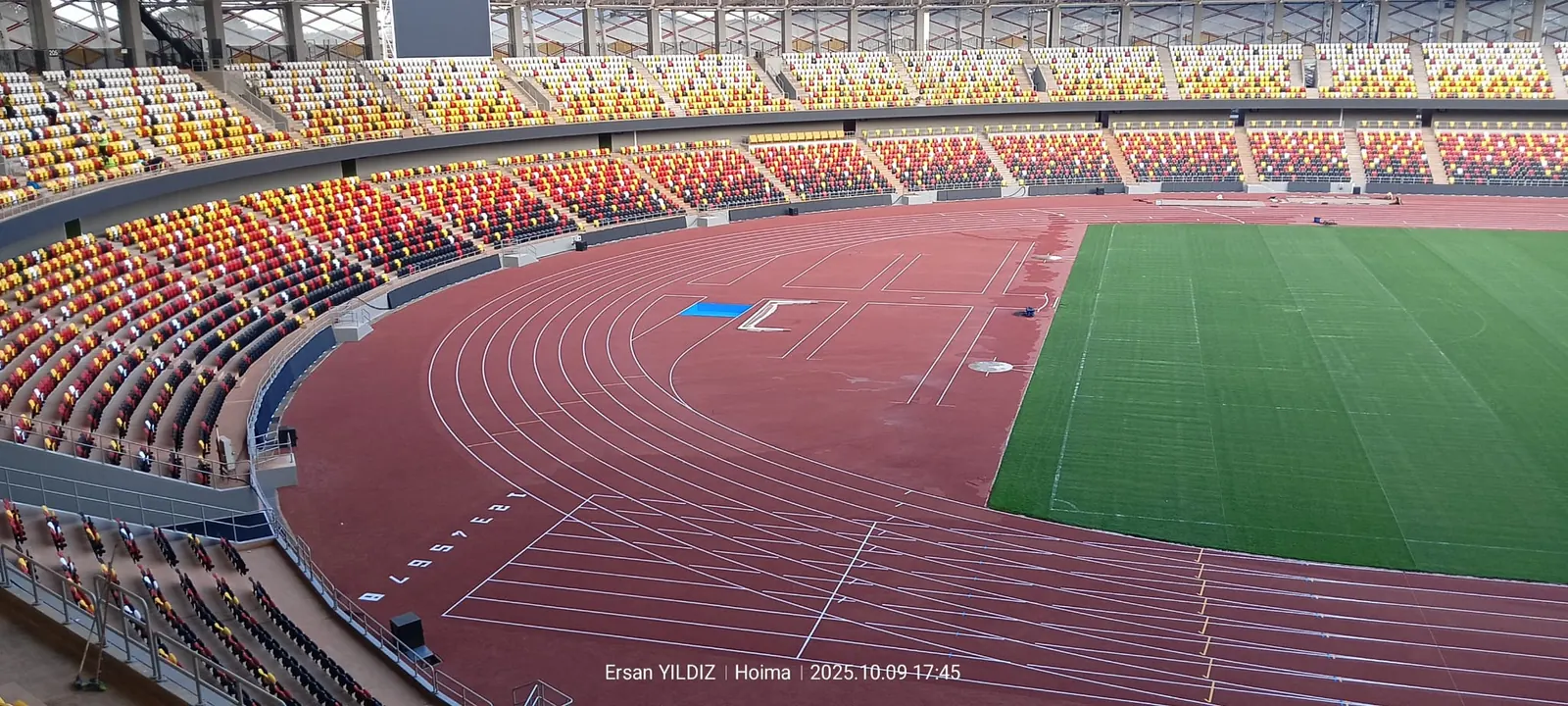 Hoima City Stadium atletizm pistinde kulvar ve başlangıç işaretleri