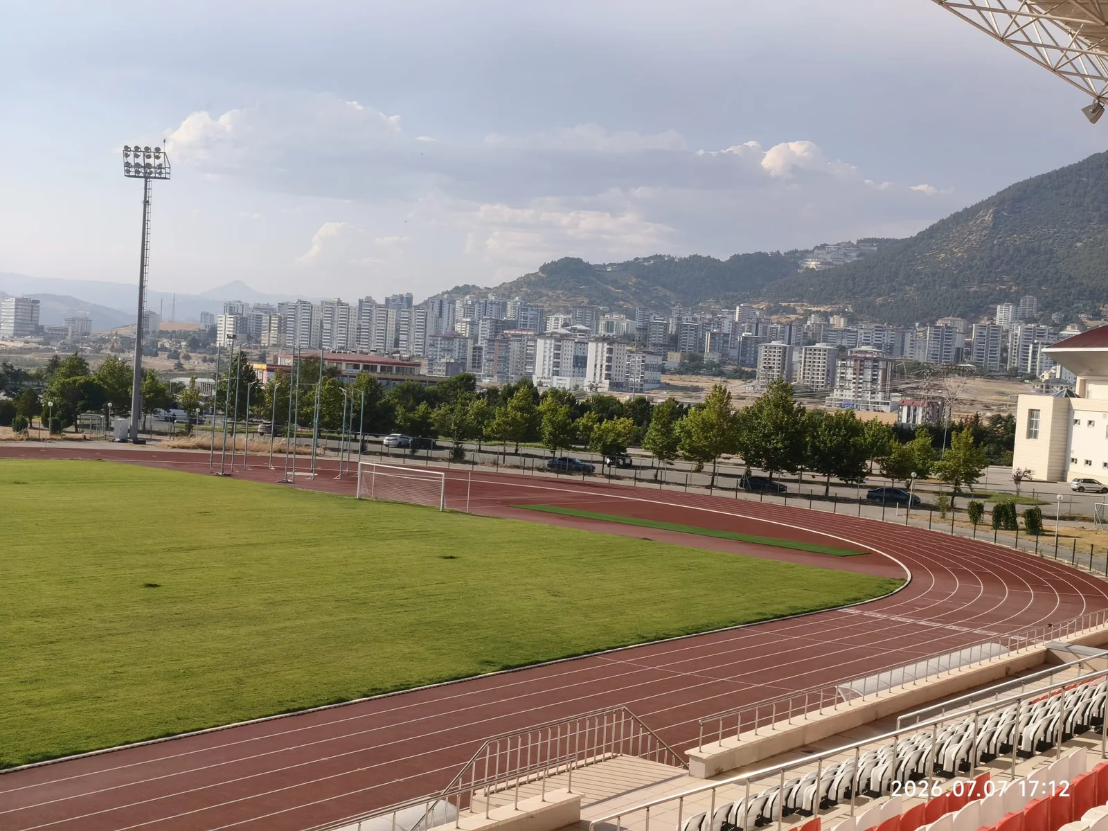 Kahramanmaraş Sütçü İmam Üniversitesi Stadyumu tribünden pist görünümü