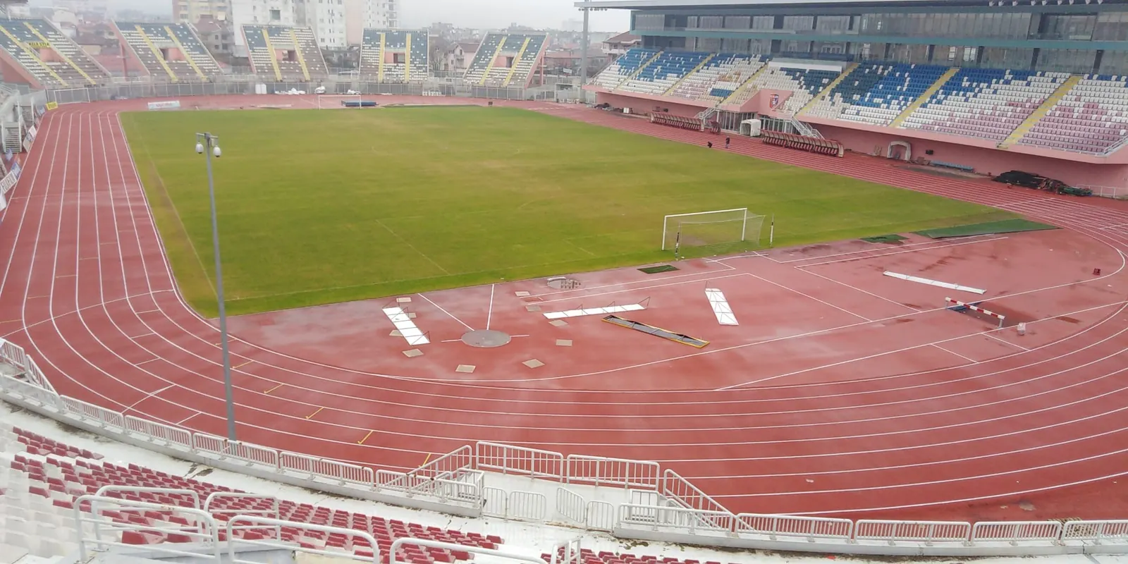 Loro Boriçi Stadium atletizm pistinin tribünden genel görünümü