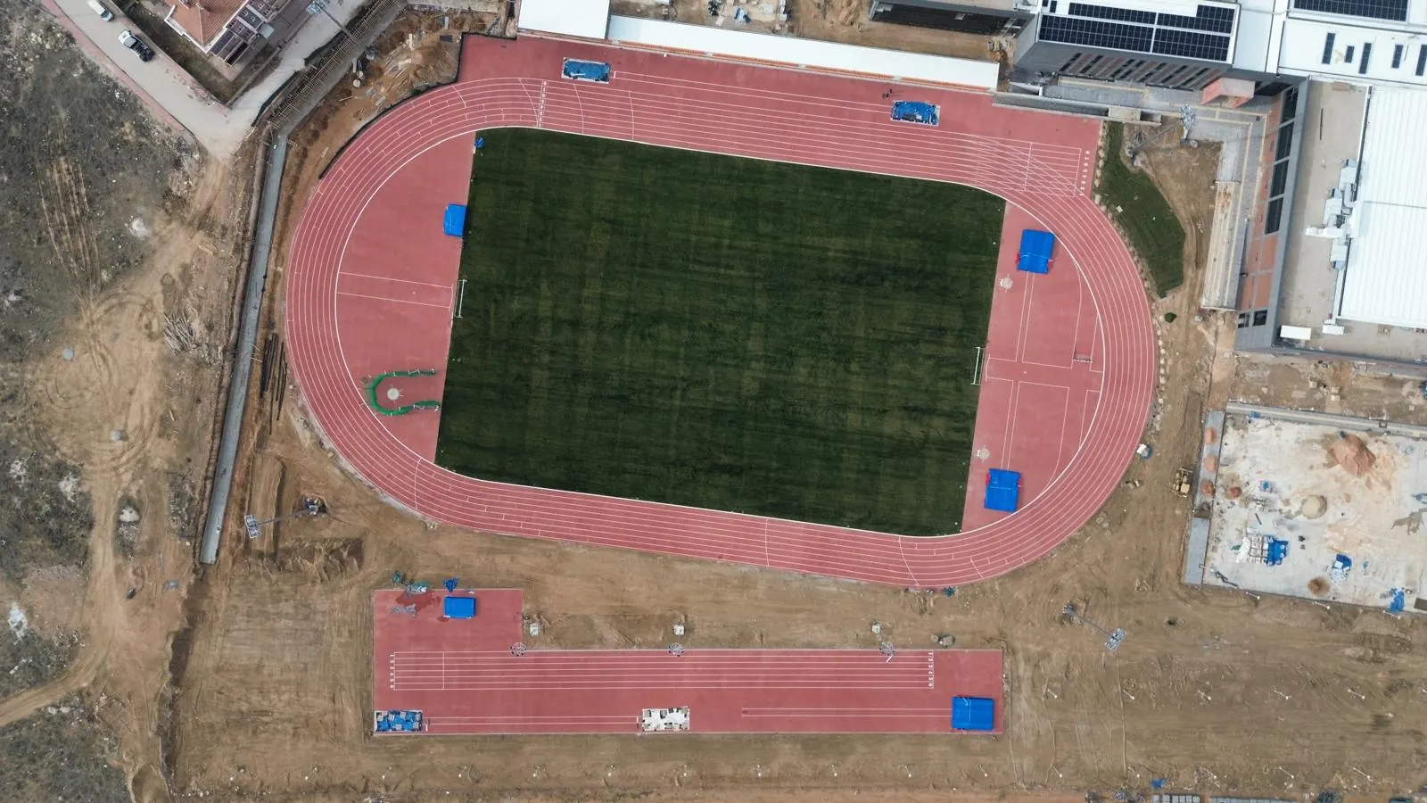 Selçuklu Sporcu Seçme ve Yetiştirme Merkezi atletizm pistinin hava görüntüsü