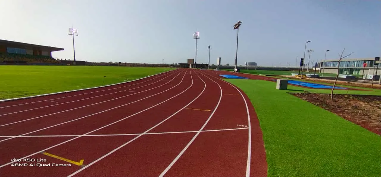 Stade Abdoulaye Wade ek pistinde viraj ve kulvar çizgileri